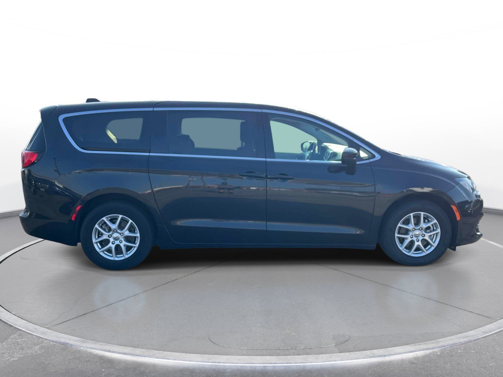 Used 2023 Chrysler Voyager LX FWD image 3