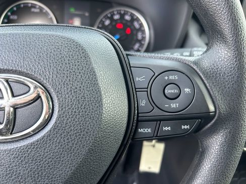 Used 2021 Toyota RAV4 LE AWD/4WD image 18