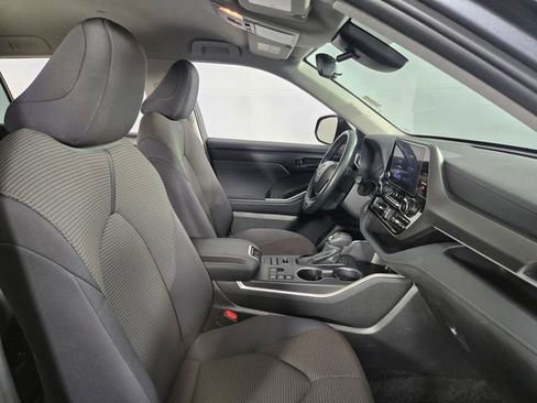 Used 2025 Toyota Highlander LE AWD/4WD image 16