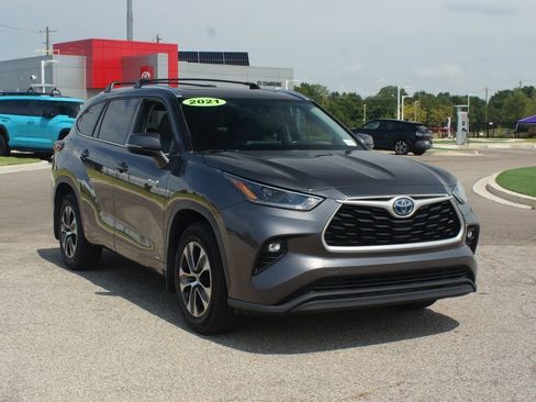 Used 2021 Toyota Highlander XLE AWD/4WD image 2