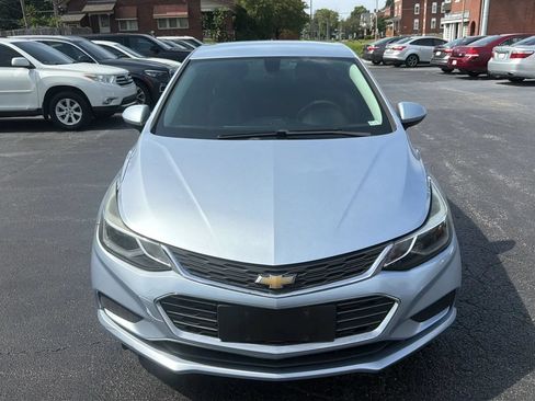 Used 2017 Chevrolet Cruze LT FWD image 2