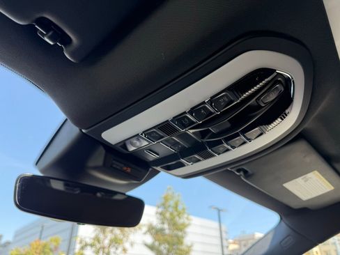 Used 2026 Porsche Macan AWD/4WD image 16