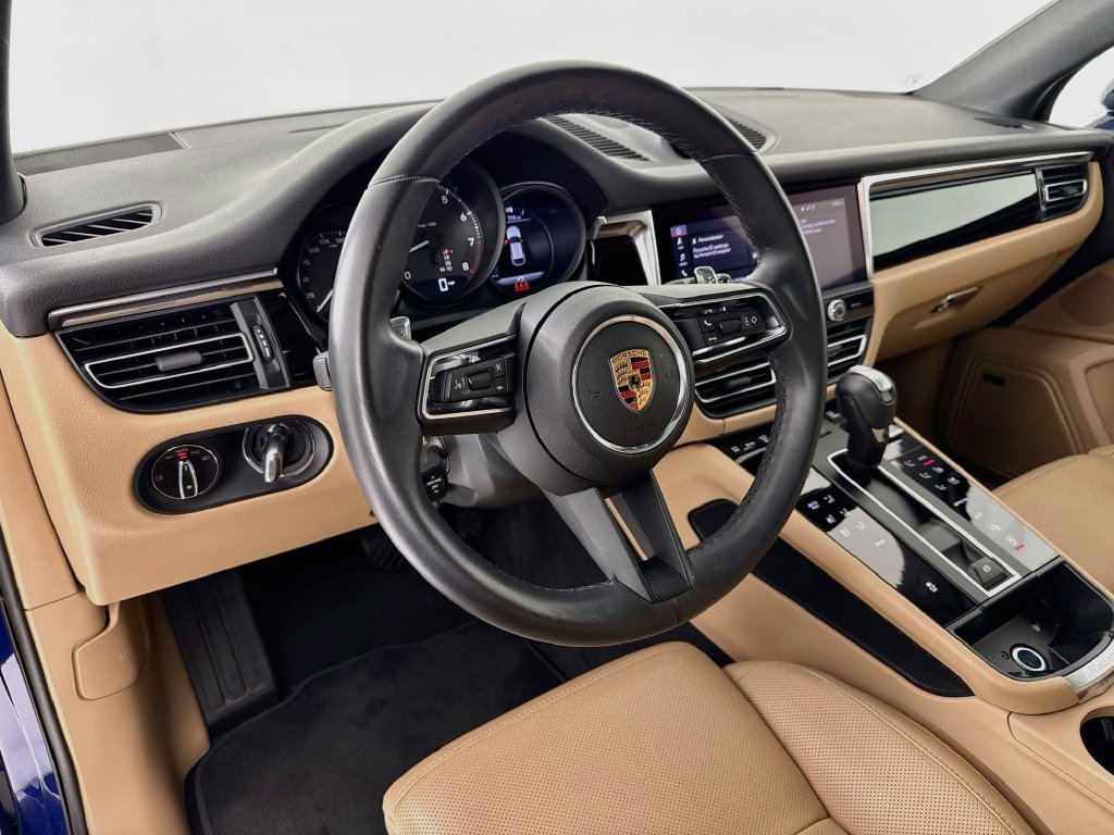 Certified 2025 Porsche Macan AWD/4WD image 4