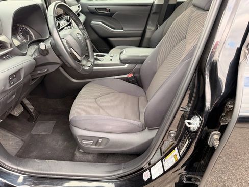 Used 2024 Toyota Highlander LE image 8