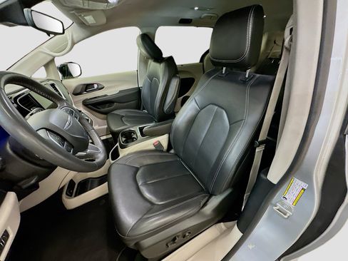 Used 2024 Chrysler Pacifica Touring-L image 13