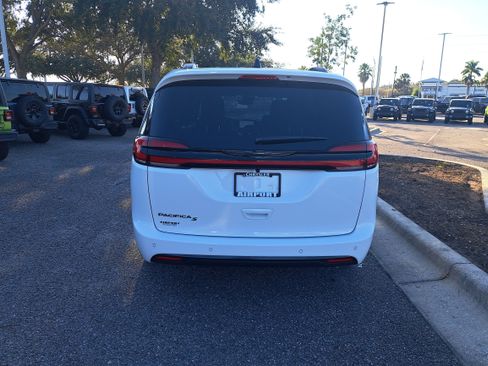 New 2026 Chrysler Pacifica Select image 5