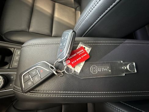 Used 2025 Cadillac XT4 Premium Luxury image 9