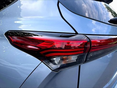 Used 2022 Toyota Highlander XLE AWD/4WD image 27