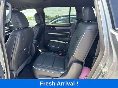 Used 2025 Buick Enclave Sport Touring w/ Power Package FWD image 3