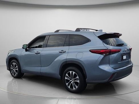 Used 2022 Toyota Highlander XLE FWD image 6