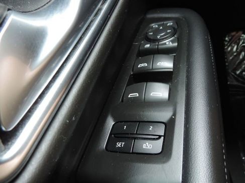 Used 2022 Chevrolet Tahoe Z71 w/ Luxury Package AWD/4WD image 31