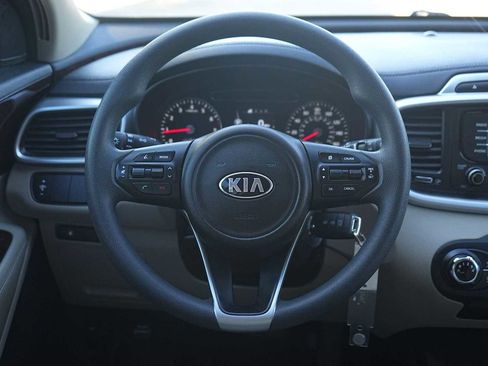 Used 2017 Kia Sorento LX image 16