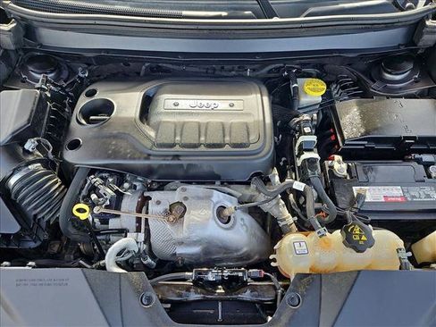 Used 2019 Jeep Cherokee Latitude Plus w/ Comfort/Convenience Group image 23