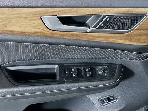 Used 2025 Volkswagen Atlas SE image 15