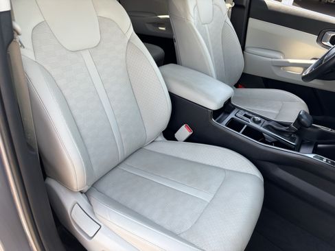 Certified 2025 Kia Sorento S w/ Panoramic Sunroof Package FWD image 8