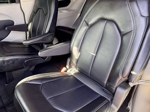 Used 2023 Chrysler Pacifica Touring-L image 12