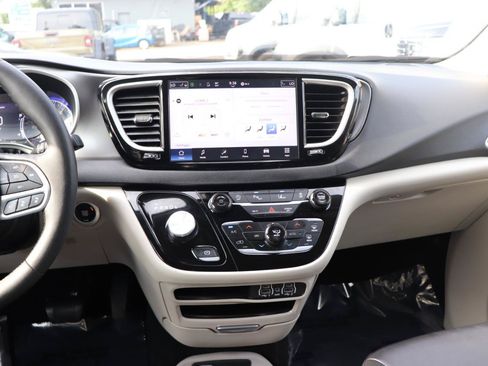 Used 2024 Chrysler Pacifica Touring-L FWD image 21