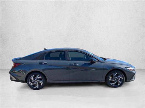 Used 2025 Hyundai Elantra Sport image 9
