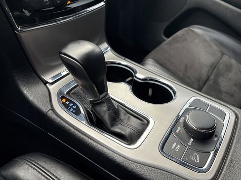 Used 2022 Jeep Grand Cherokee Laredo X image 23