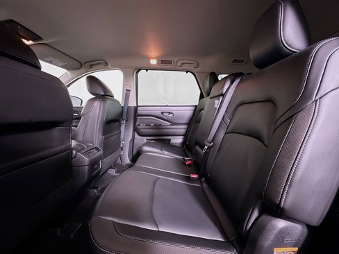 Used 2025 Nissan Pathfinder SL image 28