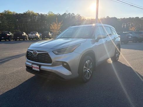 Used 2021 Toyota Highlander XLE image 7