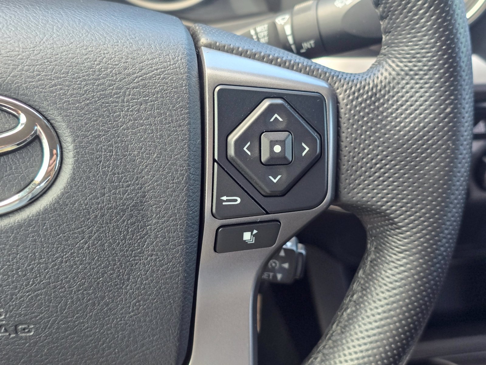 Used 2016 Toyota Tacoma SR5 w/ SR5 Appearance Package (SN) RWD image 29