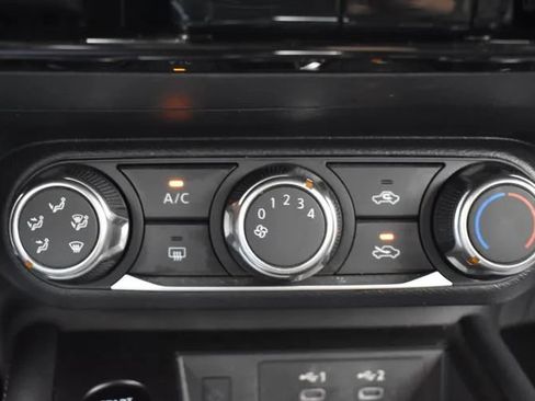 Used 2025 Nissan Kicks SV AWD/4WD image 32