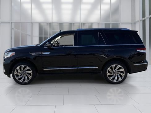 Used 2023 Lincoln Navigator Reserve image 2