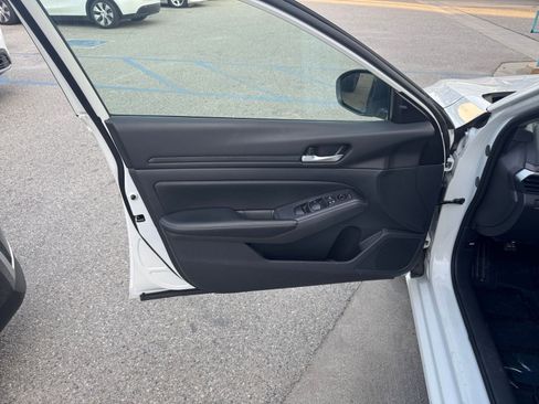 Used 2025 Nissan Altima 2.5 SV image 18