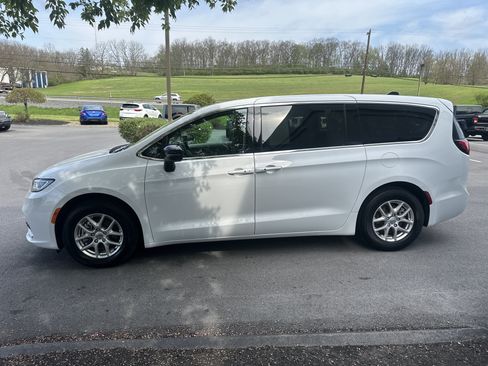 Used 2024 Chrysler Pacifica Touring-L FWD image 7