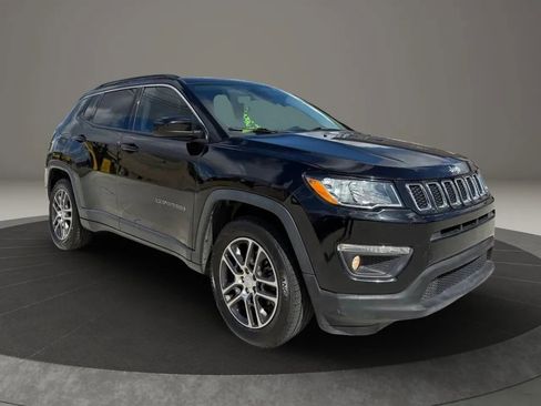 Used 2019 Jeep Compass Latitude FWD image 1