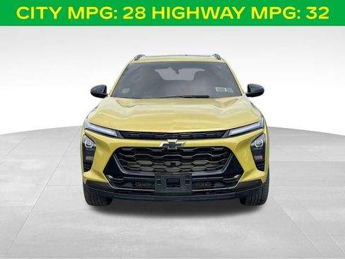 Used 2024 Chevrolet Trax ACTIV w/ Sunroof Package FWD image 3