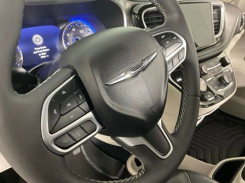 Used 2022 Chrysler Pacifica Touring-L image 20