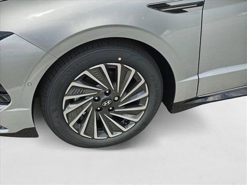 New 2025 Hyundai Sonata Limited image 12
