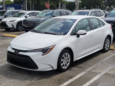 Used 2025 Toyota Corolla LE FWD image 2