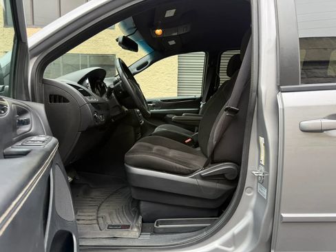 Used 2017 Dodge Grand Caravan SE FWD image 13