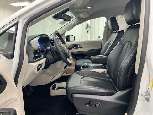 Used 2024 Chrysler Pacifica Touring-L image 18