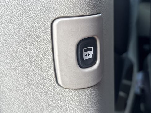 Used 2015 Chrysler Town & Country Touring image 21