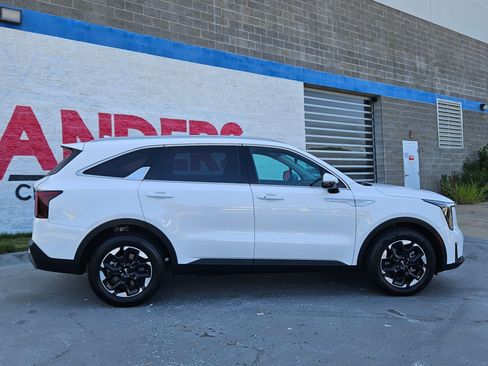 Used 2025 Kia Sorento S FWD image 8