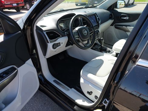 Used 2019 Jeep Cherokee Limited AWD/4WD image 13