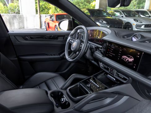Certified 2025 Porsche Cayenne GTS AWD/4WD image 55
