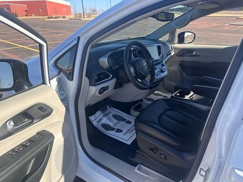 Used 2024 Chrysler Pacifica Touring-L image 10
