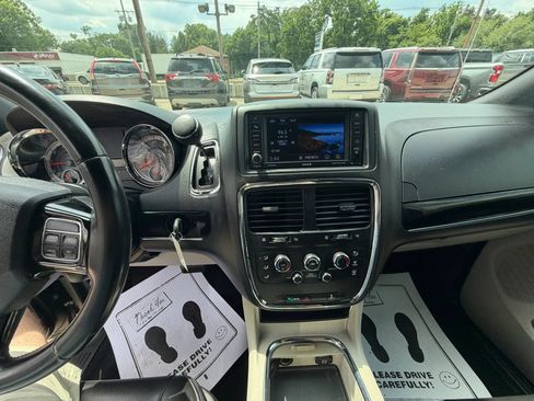Used 2019 Dodge Grand Caravan SXT FWD image 18