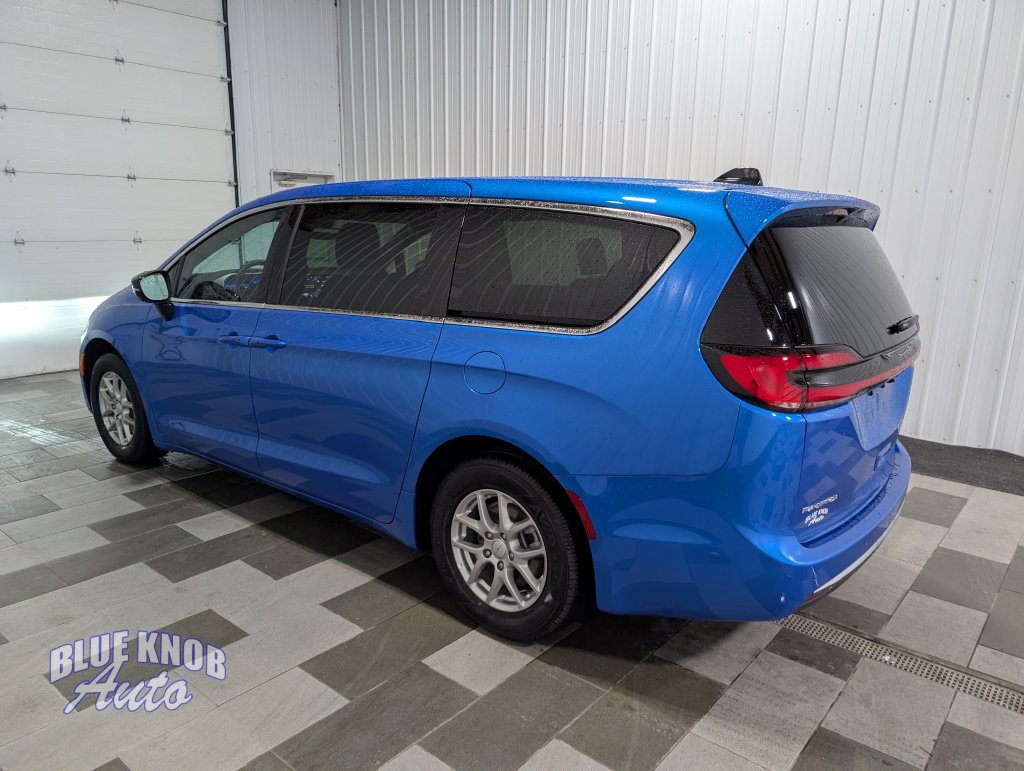 Used 2027 Chrysler Pacifica Select FWD image 2