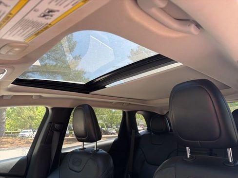 Used 2017 Jeep Cherokee Overland w/ Technology Group AWD/4WD image 21