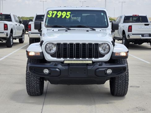 Used 2025 Jeep Gladiator Sport AWD/4WD image 3