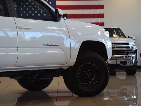 Used 2017 Toyota Tacoma SR AWD/4WD image 41