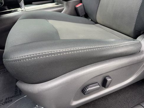 Used 2018 Nissan Pathfinder SV image 34