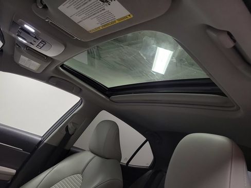 Used 2018 Toyota Camry SE w/ Moonroof Package FWD image 14
