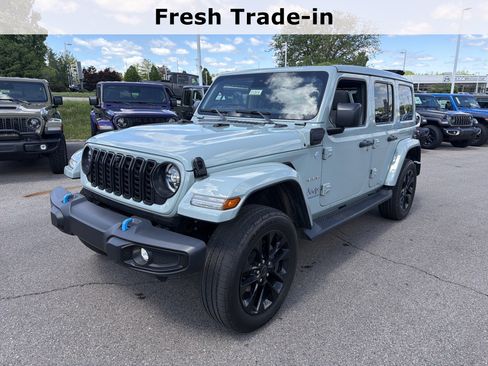 Used 2024 Jeep Wrangler Unlimited Sahara w/ Technology Group AWD/4WD image 4